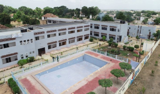 Soulagement à l'Université Iba Der Thiam de Thiès : Macky Sall offre 3 bus aux étudiants Soulagement à l'Université Iba Der Thiam de Thiès : Macky Sall offre 3 bus aux étudiants