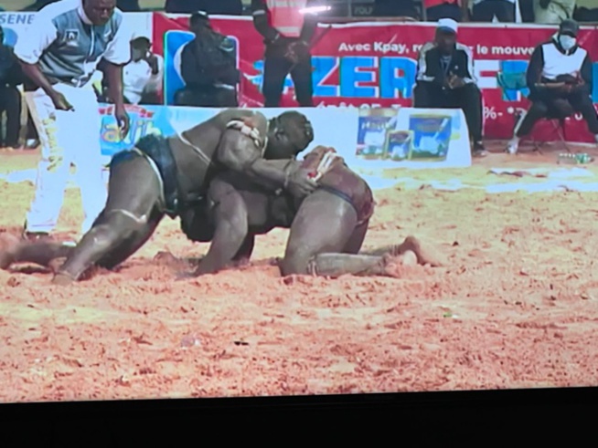Photos/ Lutte: Chute avec un "4 appuis" de Reug-Reug face à Sa Thiès Photos/ Lutte: Chute avec un "4 appuis" de Reug-Reug face à Sa Thiès