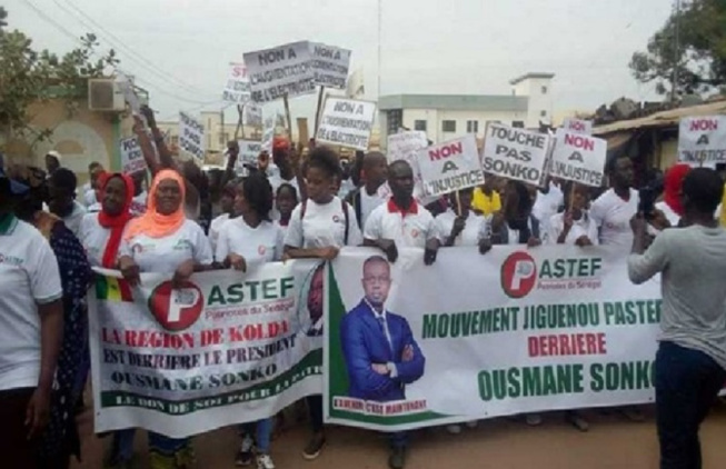 Pour la libération de leurs camarades : A Diamaguène-Sicap Mbao, Tivaouane, Pastef marche, « Maggi Pastef» charge Macky Pour la libération de leurs camarades : A Diamaguène-Sicap Mbao, Tivaouane, Pastef marche, « Maggi Pastef» charge Macky