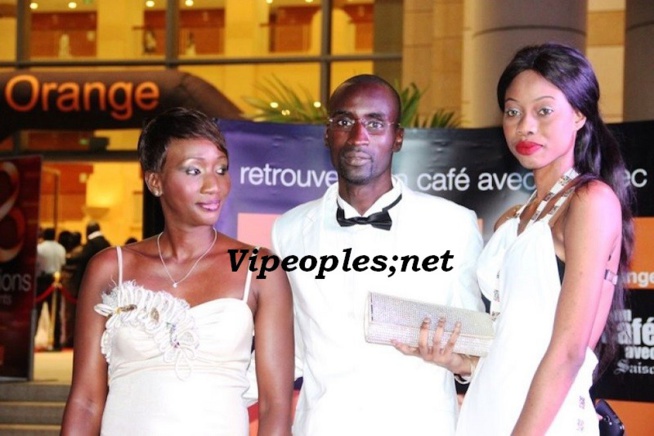 Le designer Bamba Sow bien entouré Le designer Bamba Sow bien entouré