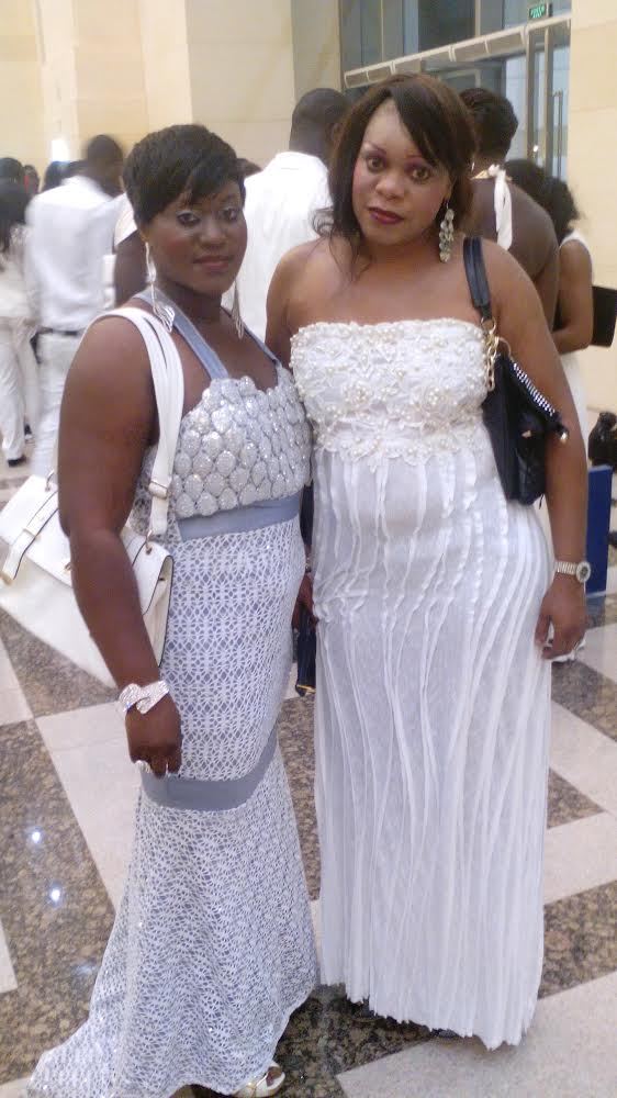 Ramatoulaye Diba, la femme du journaliste Malal Junior Diagne, et sa belle soeur au "White Party" Ramatoulaye Diba, la femme du journaliste Malal Junior Diagne, et sa belle soeur au "White Party"