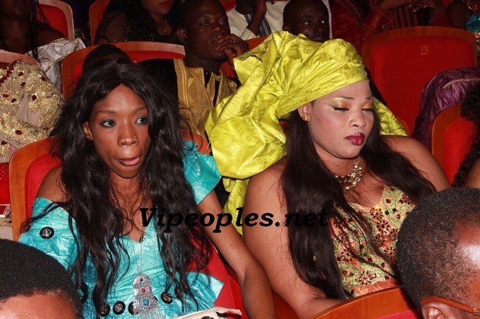 Boury Bathily s'endort au grand théâtre en compagnie de Fatou Woré Boury Bathily s'endort au grand théâtre en compagnie de Fatou Woré