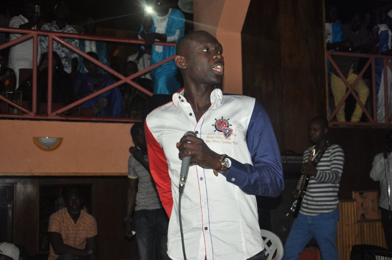 "Rakadiou show" Pape Diouf enflamme le Ravin Night club. "Rakadiou show" Pape Diouf enflamme le Ravin Night club.