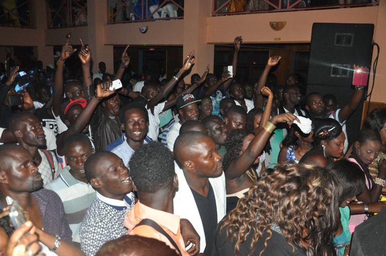 "Rakadiou show" Pape Diouf enflamme le Ravin Night club. "Rakadiou show" Pape Diouf enflamme le Ravin Night club.