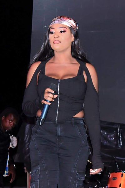 Stylée dans son look Titi élève la barre à l'UCAD Stylée dans son look Titi élève la barre à l'UCAD