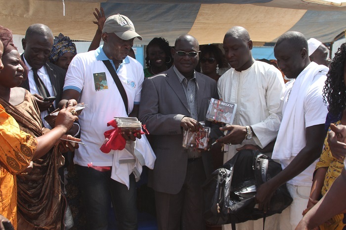 Caravane de distribution de l'album "Jelal sa temps" de Gorgui Ndiaye 1500 vendus en seule journée.Revivez les images. Caravane de distribution de l'album "Jelal sa temps" de Gorgui Ndiaye 1500 vendus en seule journée.Revivez les images.