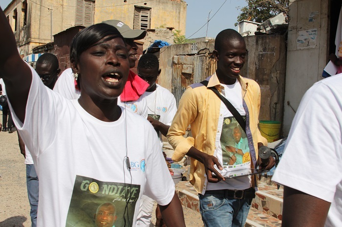 Caravane de distribution de l'album "Jelal sa temps" de Gorgui Ndiaye 1500 vendus en seule journée.Revivez les images. Caravane de distribution de l'album "Jelal sa temps" de Gorgui Ndiaye 1500 vendus en seule journée.Revivez les images.