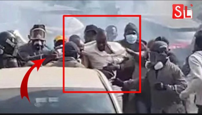 Scène émouvante – Ousmane Sonko malmené lors de son arrestation …Li niaw neu