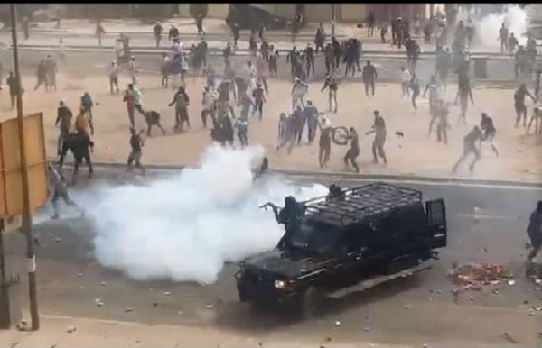 Scène impressionnante à Dakar: Des centaines de jeunes attaquent 2 fourgons de la Gendarmerie Scène impressionnante à Dakar: Des centaines de jeunes attaquent 2 fourgons de la Gendarmerie