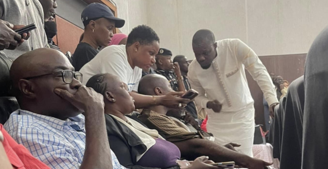 Procès Ousmane Sonko / Mame Mbaye Niang : les partisans se crêpent le chignon et le tribunal est à sa 4e suspension. Procès Ousmane Sonko / Mame Mbaye Niang : les partisans se crêpent le chignon et le tribunal est à sa 4e suspension.