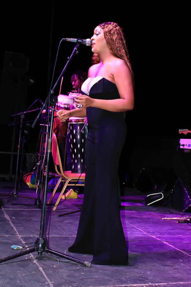 IMAGES: Titi rayonnante et sublime dans sa robe tout souriant IMAGES: Titi rayonnante et sublime dans sa robe tout souriant