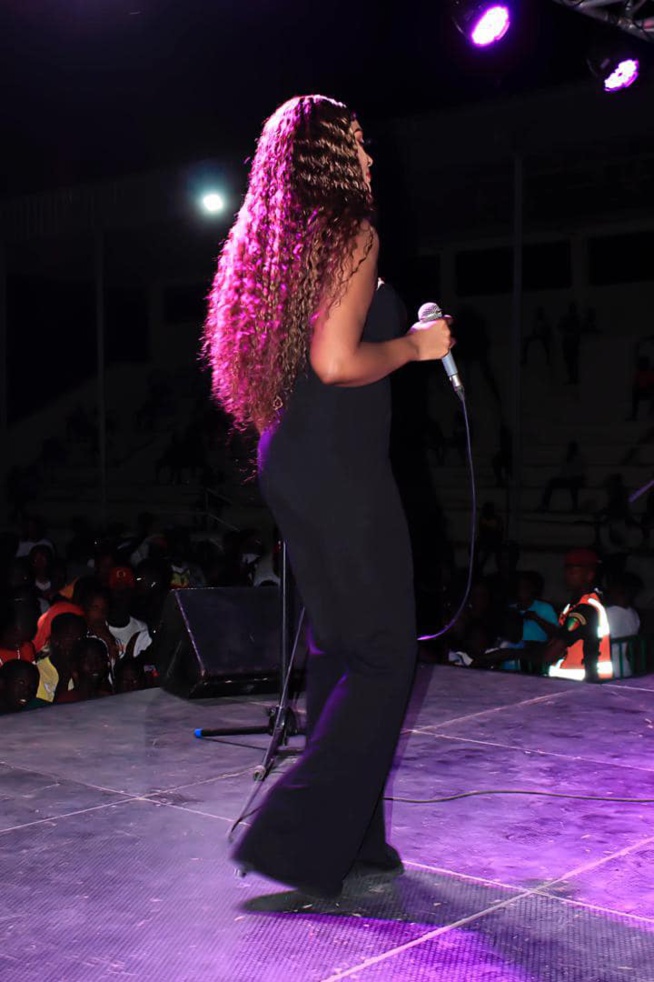 IMAGES: Titi rayonnante et sublime dans sa robe tout souriant IMAGES: Titi rayonnante et sublime dans sa robe tout souriant