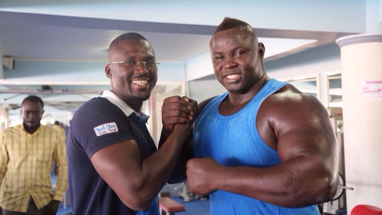 Bras de fer: Qui est le plus fort entre le patron du label Sen Art Vision Moustapha Dieng et le roi des arénes? Bras de fer: Qui est le plus fort entre le patron du label Sen Art Vision Moustapha Dieng et le roi des arénes?