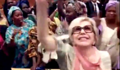 Après le limogeage du Procureur Alioune Ndao: Viviane Wade chante l'hymne national et jubile avec le public Après le limogeage du Procureur Alioune Ndao: Viviane Wade chante l'hymne national et jubile avec le public