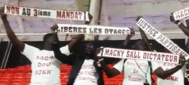 Manif’ contre le 3è mandat : Des jeunes arrêtés au stade Me Abdoulaye Wade de Diamniadio Manif’ contre le 3è mandat : Des jeunes arrêtés au stade Me Abdoulaye Wade de Diamniadio