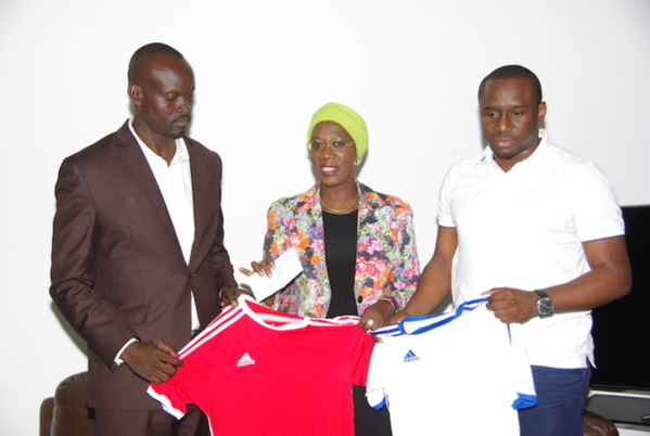 ODCAV-Dakar: Anta Sarr Diacko et Elimane Lam offrent des lots de maillots à la Zone 4 B de Sicap ODCAV-Dakar: Anta Sarr Diacko et Elimane Lam offrent des lots de maillots à la Zone 4 B de Sicap