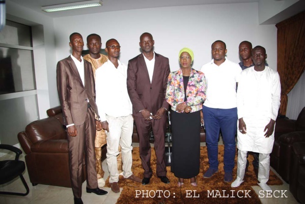 ODCAV-Dakar: Anta Sarr Diacko et Elimane Lam offrent des lots de maillots à la Zone 4 B de Sicap ODCAV-Dakar: Anta Sarr Diacko et Elimane Lam offrent des lots de maillots à la Zone 4 B de Sicap