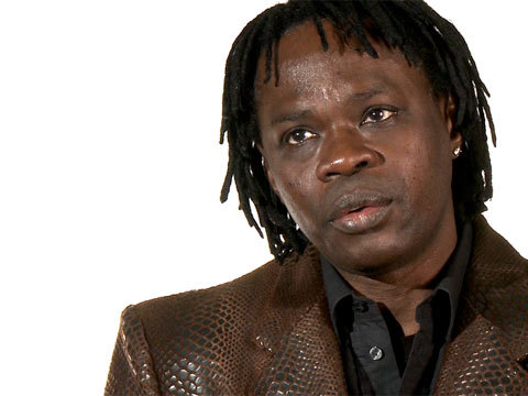 Vidéo : Baba Maal parle de sa mère, de son fils tous décédés. Emouvant Vidéo : Baba Maal parle de sa mère, de son fils tous décédés. Emouvant