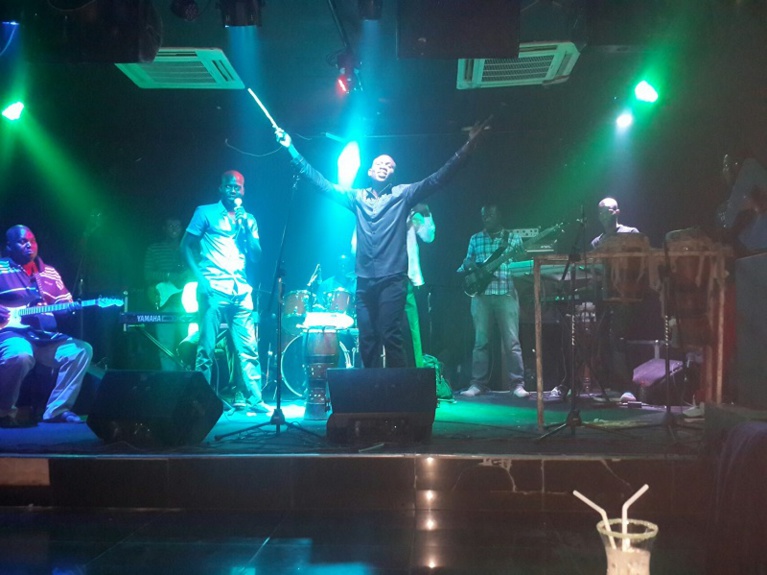 Le nouveau papa: Pape Diouf casse la baraque au Baramundi Le nouveau papa: Pape Diouf casse la baraque au Baramundi