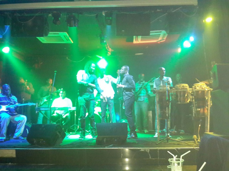 Le nouveau papa: Pape Diouf casse la baraque au Baramundi Le nouveau papa: Pape Diouf casse la baraque au Baramundi