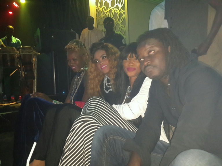 Vidéo: La video girl Khadija Choupi souffle ses bougies au Baramundi avec Pape Diouf Vidéo: La video girl Khadija Choupi souffle ses bougies au Baramundi avec Pape Diouf