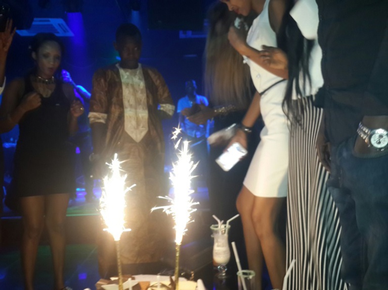 Vidéo: La video girl Khadija Choupi souffle ses bougies au Baramundi avec Pape Diouf Vidéo: La video girl Khadija Choupi souffle ses bougies au Baramundi avec Pape Diouf
