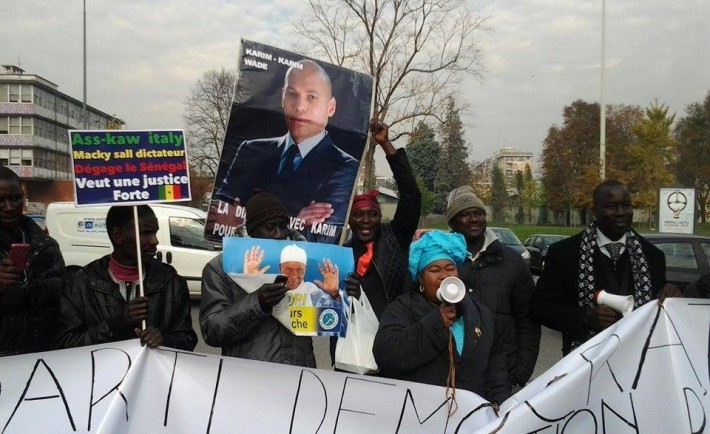 Sit-in devant le Consulat à Milan pour dénoncer la «détention arbitraire de Karim Wade» Sit-in devant le Consulat à Milan pour dénoncer la «détention arbitraire de Karim Wade»