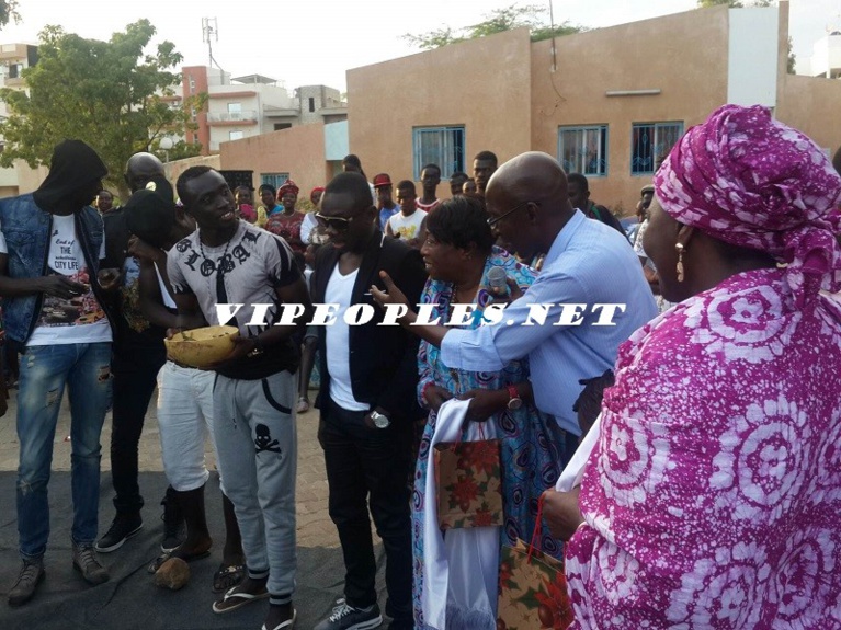 10 PHOTOS:Papis Demba Cissé oeuvre dans le social pour rendre service à son peuple