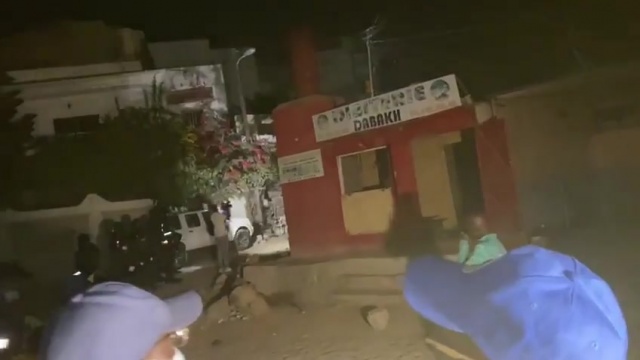 Cité Baraka : Les agents de la Direction générale du Cadre de Vie, évacuent les habitants de cette zone Cité Baraka : Les agents de la Direction générale du Cadre de Vie, évacuent les habitants de cette zone