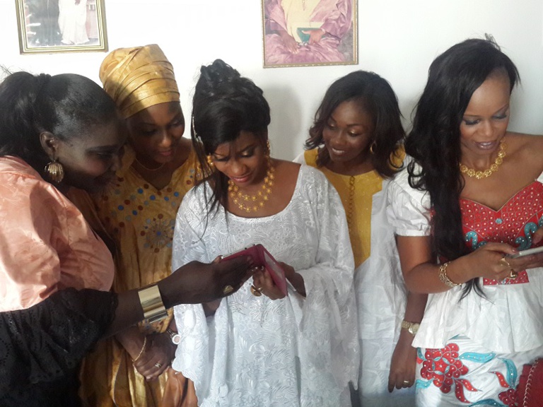 Aprés le "toudou", Bébé Basse reçoit ses amis. Regardez Aprés le "toudou", Bébé Basse reçoit ses amis. Regardez