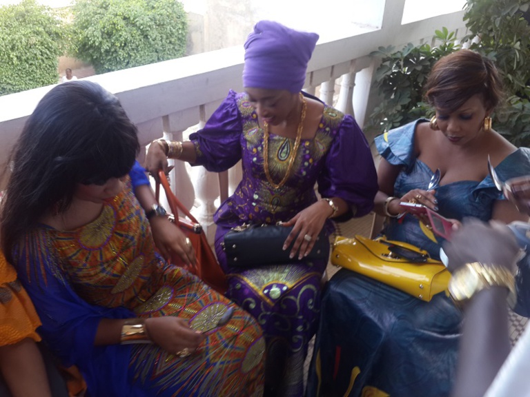 Aprés le "toudou", Bébé Basse reçoit ses amis. Regardez Aprés le "toudou", Bébé Basse reçoit ses amis. Regardez