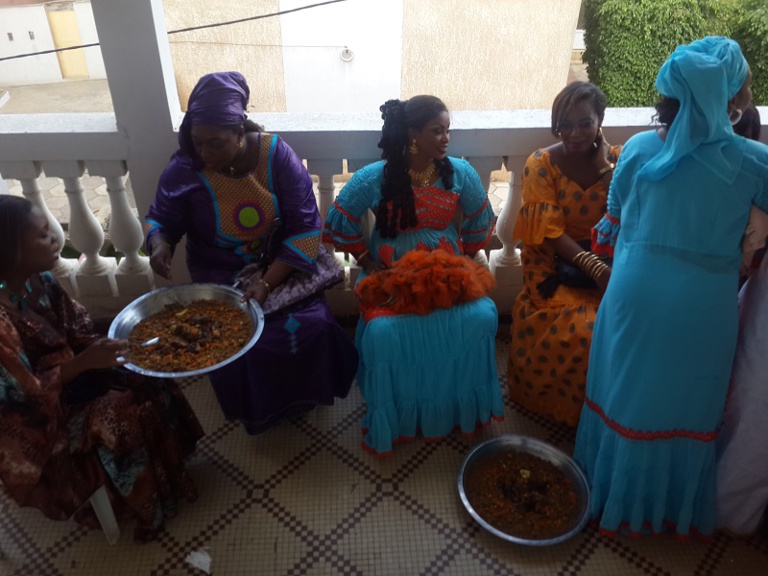 Aprés le "toudou", Bébé Basse reçoit ses amis. Regardez Aprés le "toudou", Bébé Basse reçoit ses amis. Regardez