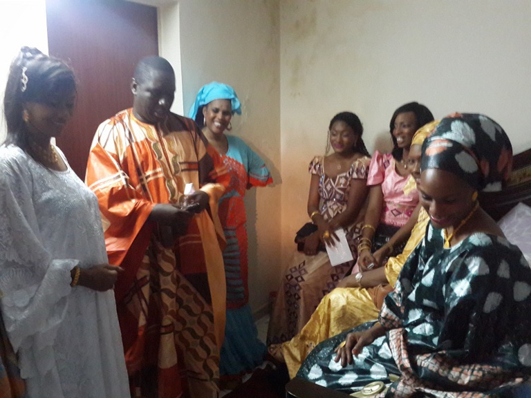 Aprés le "toudou", Bébé Basse reçoit ses amis. Regardez Aprés le "toudou", Bébé Basse reçoit ses amis. Regardez