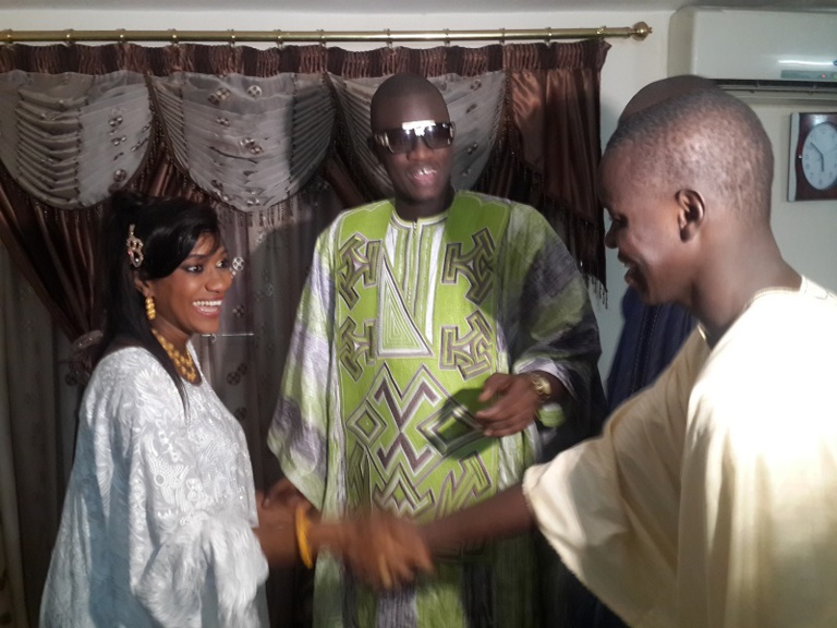 Aprés le "toudou", Bébé Basse reçoit ses amis. Regardez Aprés le "toudou", Bébé Basse reçoit ses amis. Regardez