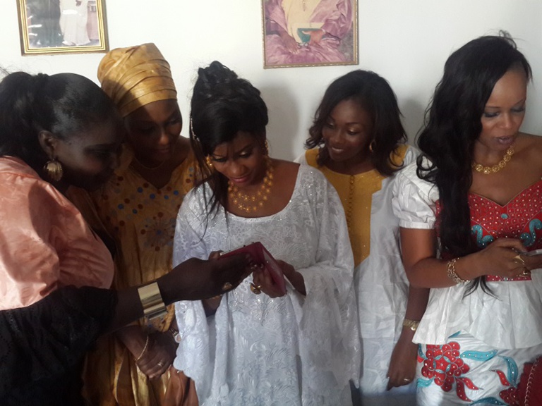 Aprés le "toudou", Bébé Basse reçoit ses amis. Regardez Aprés le "toudou", Bébé Basse reçoit ses amis. Regardez