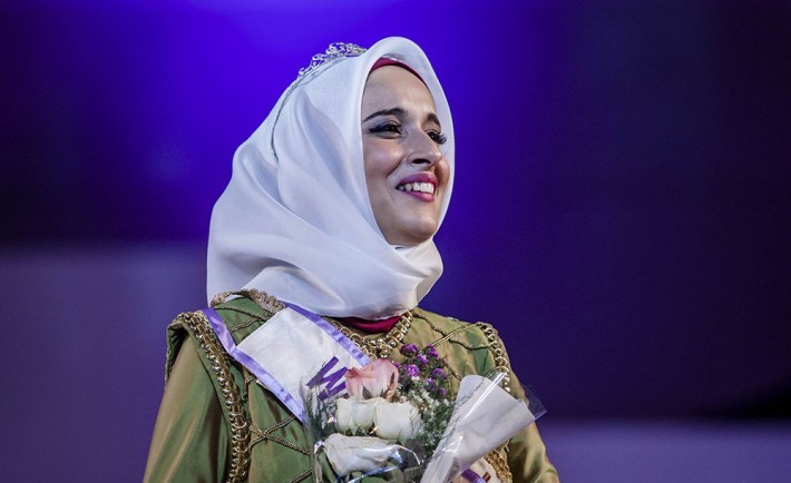 Miss Muslimah: Une Tunisienne gagne le concours mondial de beauté … sans bikini. Regardez Miss Muslimah: Une Tunisienne gagne le concours mondial de beauté … sans bikini. Regardez