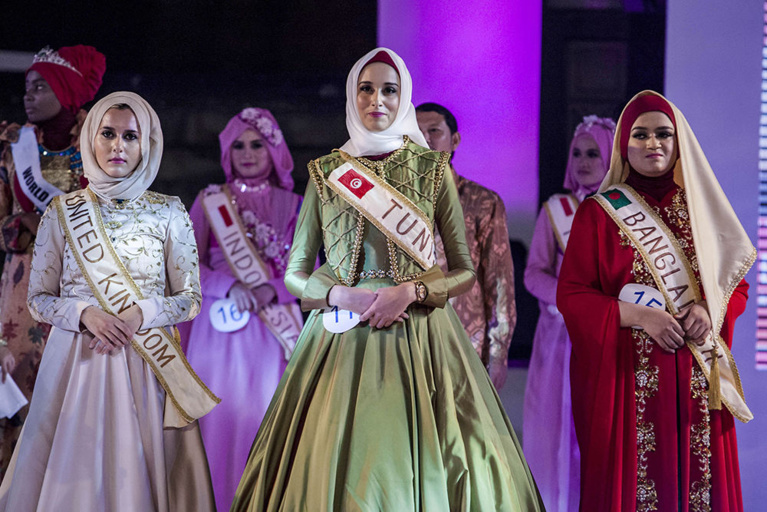 Miss Muslimah: Une Tunisienne gagne le concours mondial de beauté … sans bikini. Regardez Miss Muslimah: Une Tunisienne gagne le concours mondial de beauté … sans bikini. Regardez