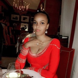 Maty 3 Pommes agressée par Karina Tavarez" Au Vip Room"