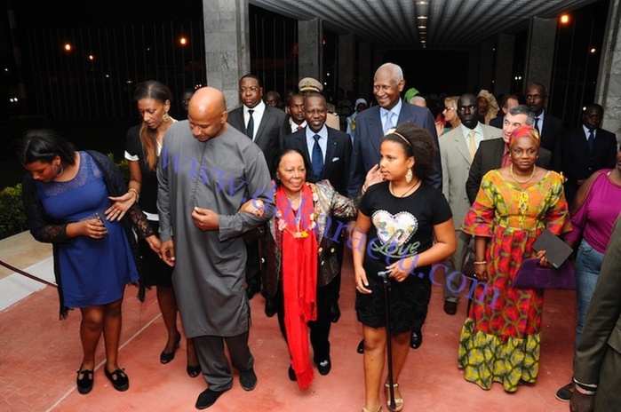 Le Président Abdou Diouf en compagnie de toute sa famille, accueilli par le Premier Ministre et le Ministre des Affaires étrangères