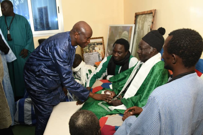 Au rythme des « zikr » et chants religieux : Le Ministre Aly Ngouille Ndiaye reçu par le Khalife général des Baay Fall Au rythme des « zikr » et chants religieux : Le Ministre Aly Ngouille Ndiaye reçu par le Khalife général des Baay Fall