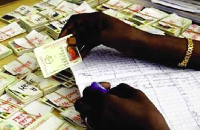 Inscriptions sur les listes électorales : Les jeunes assiègent les centres dans la région de Thiès Inscriptions sur les listes électorales : Les jeunes assiègent les centres dans la région de Thiès