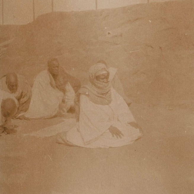 Un collectif de talibés mourides acquiert des photos de Serigne Touba. Un collectif de talibés mourides acquiert des photos de Serigne Touba.