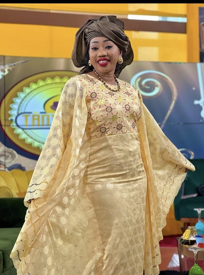 Quand le style et la classe répondent aux exigences de la belle et charmante Yakham Thiam de la RTS2. Quand le style et la classe répondent aux exigences de la belle et charmante Yakham Thiam de la RTS2.