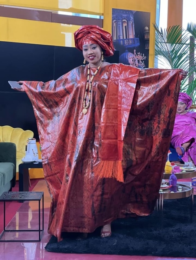 Quand le style et la classe répondent aux exigences de la belle et charmante Yakham Thiam de la RTS2. Quand le style et la classe répondent aux exigences de la belle et charmante Yakham Thiam de la RTS2.