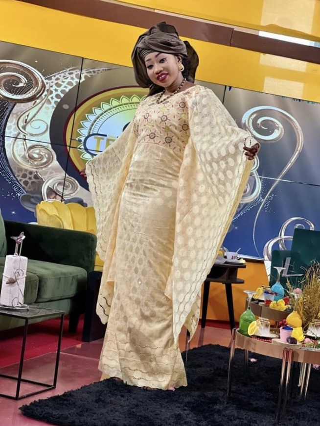 Quand le style et la classe répondent aux exigences de la belle et charmante Yakham Thiam de la RTS2. Quand le style et la classe répondent aux exigences de la belle et charmante Yakham Thiam de la RTS2.