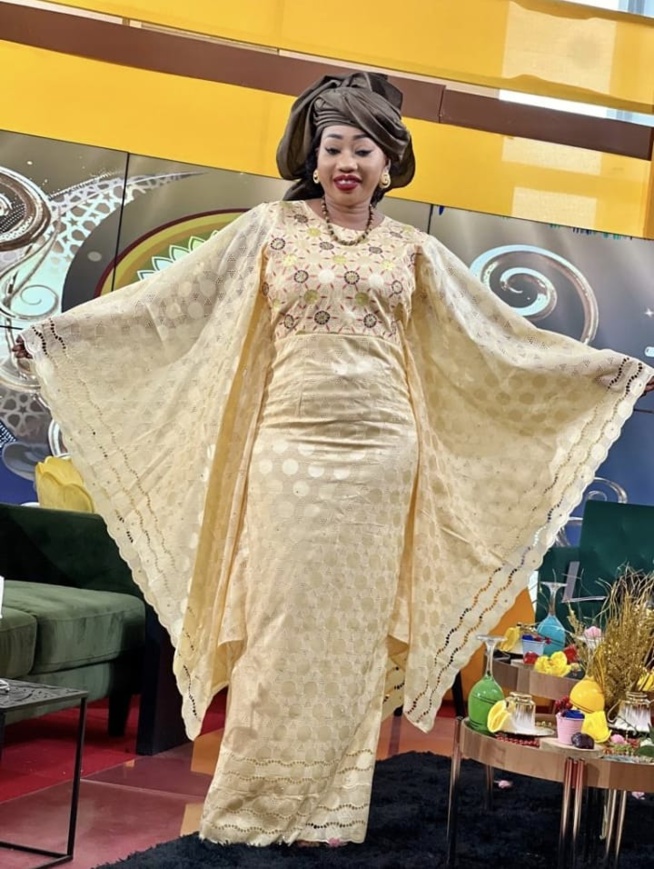 Quand le style et la classe répondent aux exigences de la belle et charmante Yakham Thiam de la RTS2. Quand le style et la classe répondent aux exigences de la belle et charmante Yakham Thiam de la RTS2.