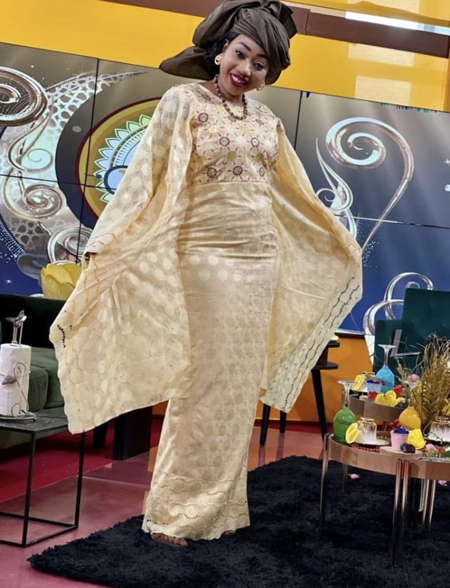 Quand le style et la classe répondent aux exigences de la belle et charmante Yakham Thiam de la RTS2. Quand le style et la classe répondent aux exigences de la belle et charmante Yakham Thiam de la RTS2.