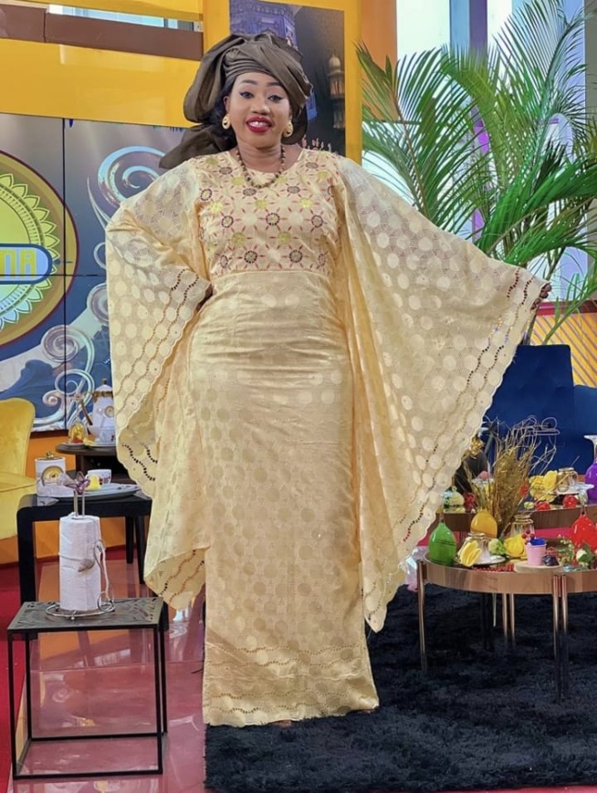 Quand le style et la classe répondent aux exigences de la belle et charmante Yakham Thiam de la RTS2. Quand le style et la classe répondent aux exigences de la belle et charmante Yakham Thiam de la RTS2.