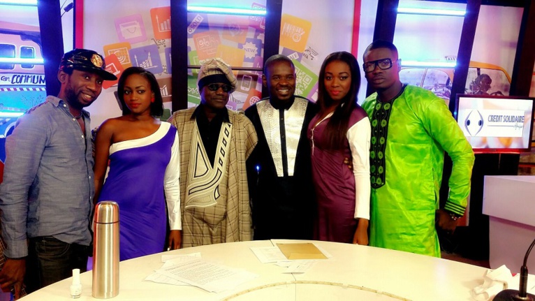 Toute l'équipe de "Yewouleen" de la TFM au couleur de la marque SOLMA du rappeur N Jah Toute l'équipe de "Yewouleen" de la TFM au couleur de la marque SOLMA du rappeur N Jah