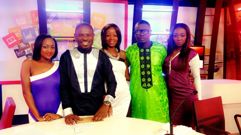 Toute l'équipe de "Yewouleen" de la TFM au couleur de la marque SOLMA du rappeur N Jah Toute l'équipe de "Yewouleen" de la TFM au couleur de la marque SOLMA du rappeur N Jah